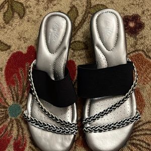 EUC ‘Dexter’ black and silver sandals